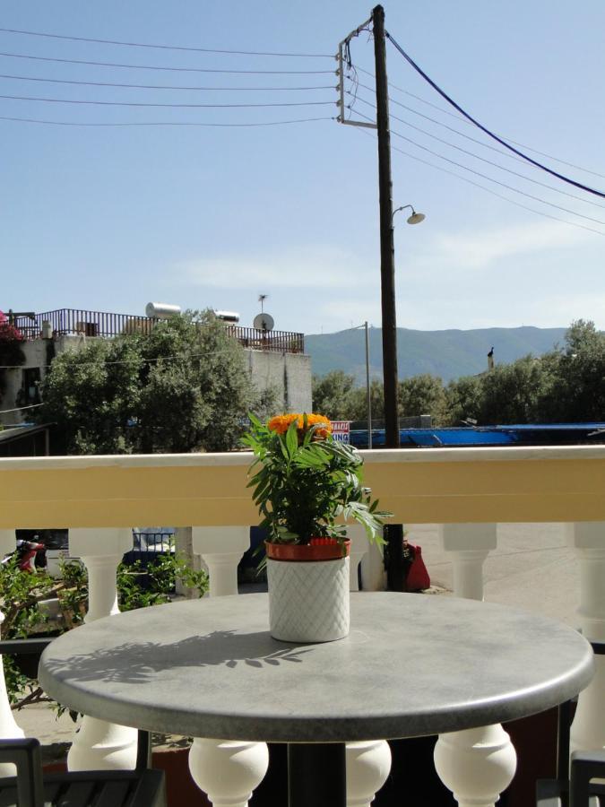 Chrysanthe'S Apartments No2 Poros Town 外观 照片